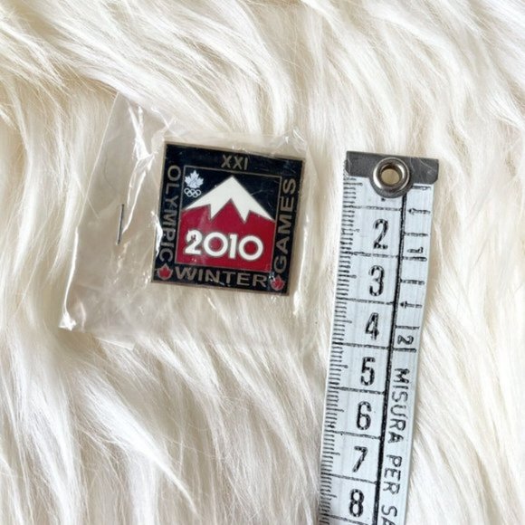 Hudson’s Bay Olympics 2010 XXI Winter Olympic Games Vancouver Canada pin - Picture 2 of 4